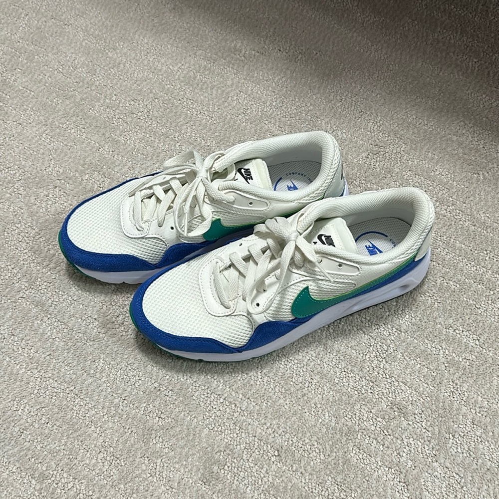NIKE AIR SNEAKER NWOT